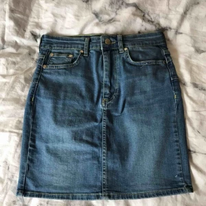  - Stretchig jeanskjol från boohoo! Har även en liten slits där bak, bakfickor. Oanvänd med lappen kvar
