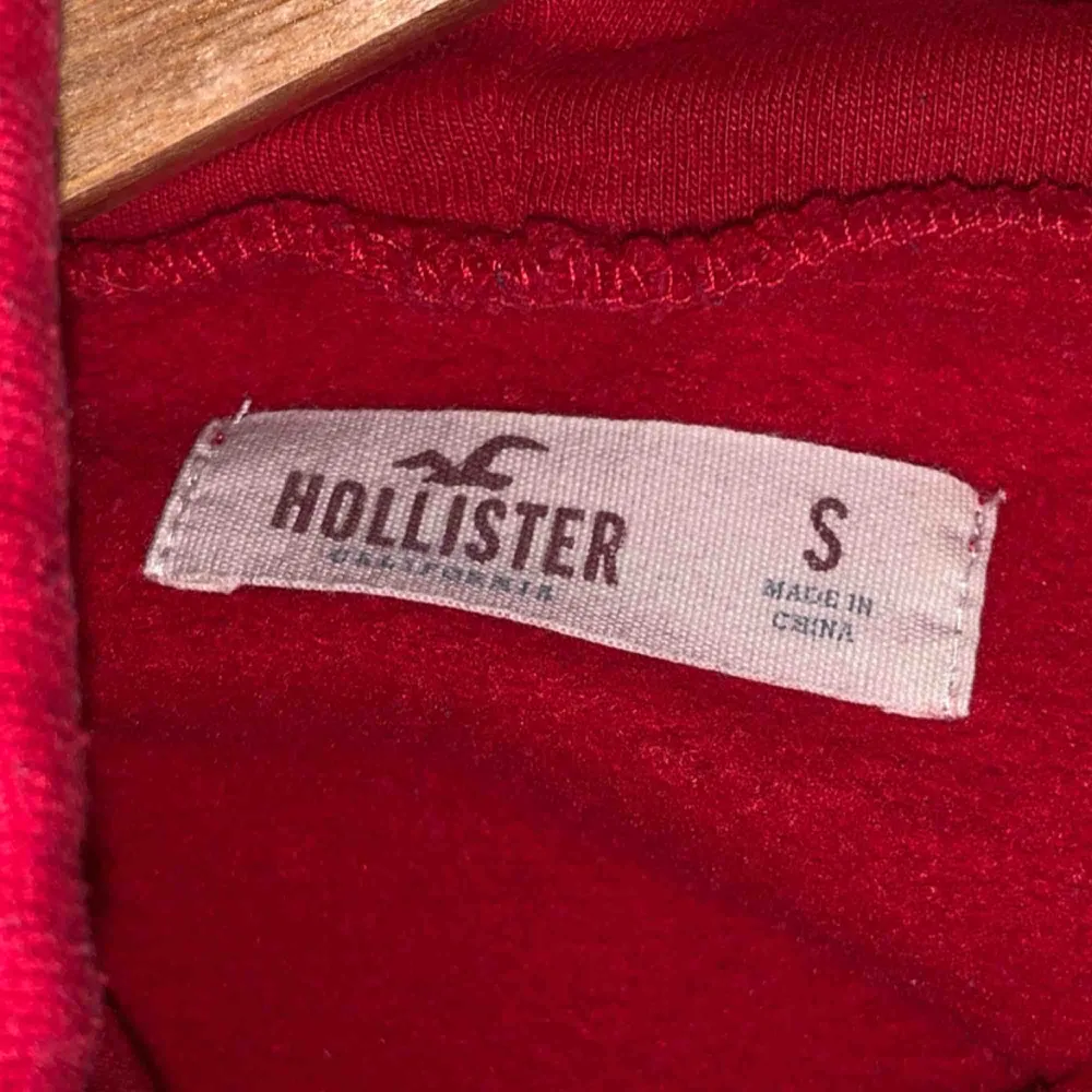Hollister hoodie i bra skick. Endast använd ett fåtal gånger. Möts helst upp på Södermalm;). Hoodies.