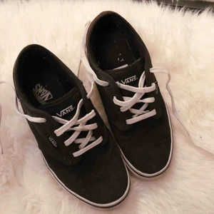  - svarta vans i storlek 37, frakten på 90kr ingår i priset 🌸