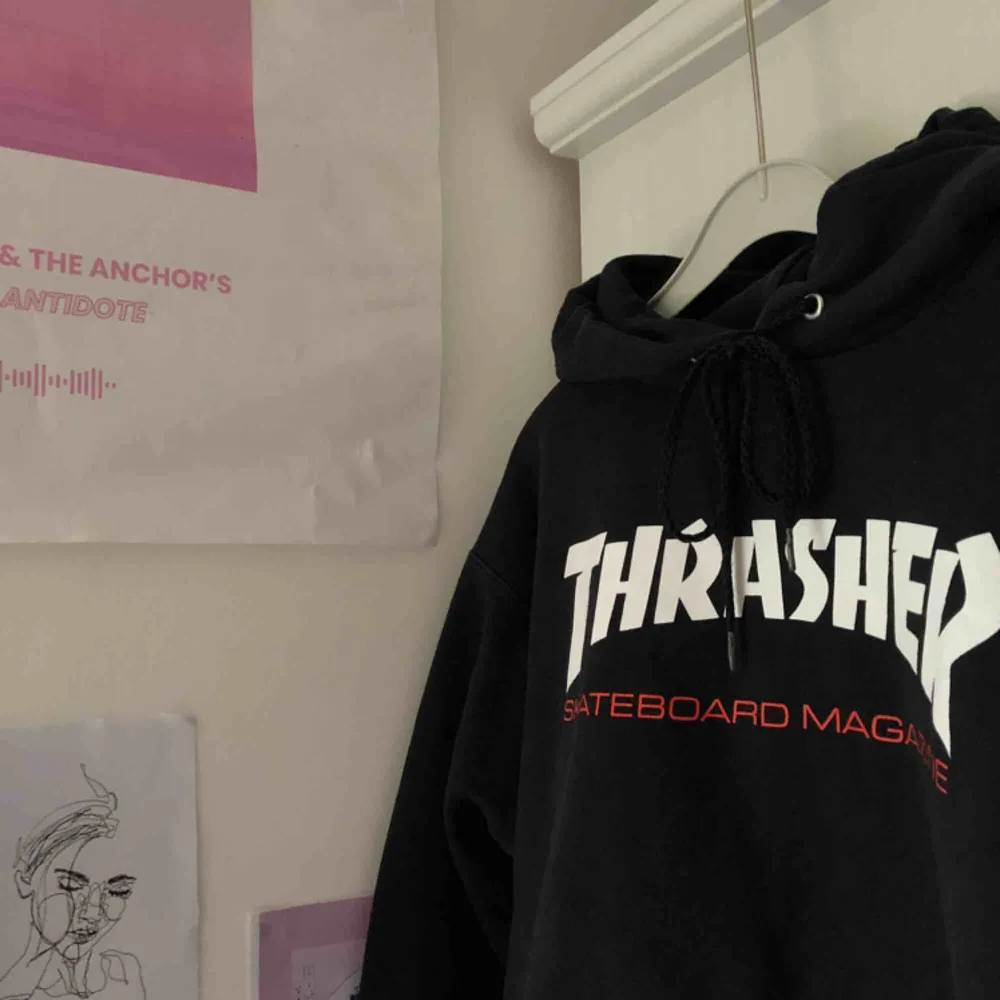En väldigt bekväm och snygg Thrasher-hoodie i bra skick, säljer pga av att det inte är min stil längre. Jag möts gärna upp, men kan möjligtvis skicka också. (Köparen står för frakten 🥰). Hoodies.