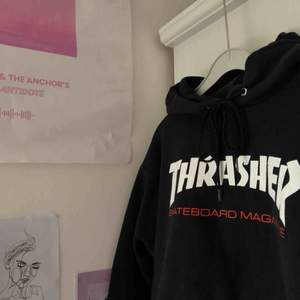En väldigt bekväm och snygg Thrasher-hoodie i bra skick, säljer pga av att det inte är min stil längre. Jag möts gärna upp, men kan möjligtvis skicka också. (Köparen står för frakten 🥰)