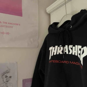  - En väldigt bekväm och snygg Thrasher-hoodie i bra skick, säljer pga av att det inte är min stil längre. Jag möts gärna upp, men kan möjligtvis skicka också. (Köparen står för frakten 🥰)