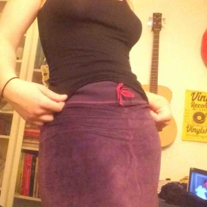  - En fil lila ganska kort velorkjol med råsa sömmar i gott skick😘