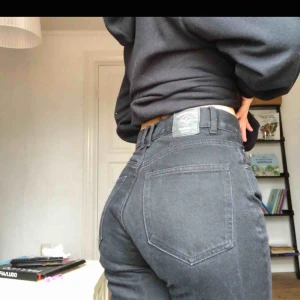Pull&bear jeans - Svarta mom jeans från pull&bear. Köpte dem här på Plick, men passade tyvärr inte ! Köparen står för frakt