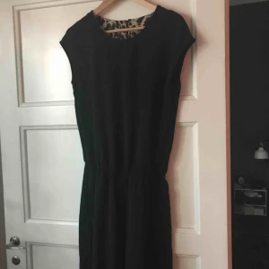  - Snygg jumpsuit i fallande material. Aldrig använd pga lite för liten. Vida nertill. Frakt 25kr