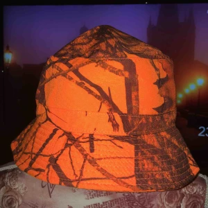  - Skit tung Udda Bucket hatt, som ny! Buda på priset går att förhandla vid snabb affär