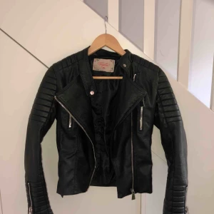  - Som ny chiquelle skinnjacka köptes förra året för 500kr 