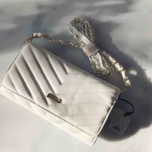  - Hely ny Don Donna axelremsväska i vitt/guld med etikett och plasten kvar!