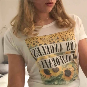  - Vit t-shirt från ginatricot med gult tryck på framsidan. Säljer pga att den aldrig kommer till användning för mig. Köparen står för frakt. 