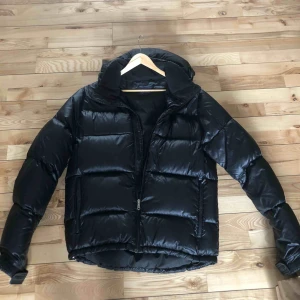  - Svart herrjacka peak performance  