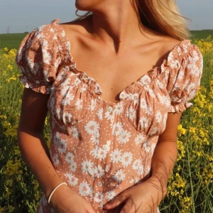 Blommig klänning - Klänning endast använd på denna bild. Strl 34. Frakt tillkommer :) 