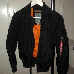  - Alpha Industries MA-1 VF 59 03 Blk  Nypris: 1700 kr Bomberjacka, köpt förra året och använt den ett antal gånger men är fortfarande i bra skick.