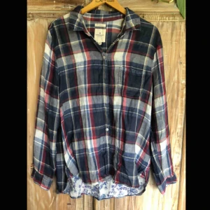  - ”Boyfriend fit” American Eagle flanellskjorta. Väldigt mjuk, med blåblommigt tyg på insidan. Säljer pga lite för stor. Fint skick! Frakt ej inkluderat. 