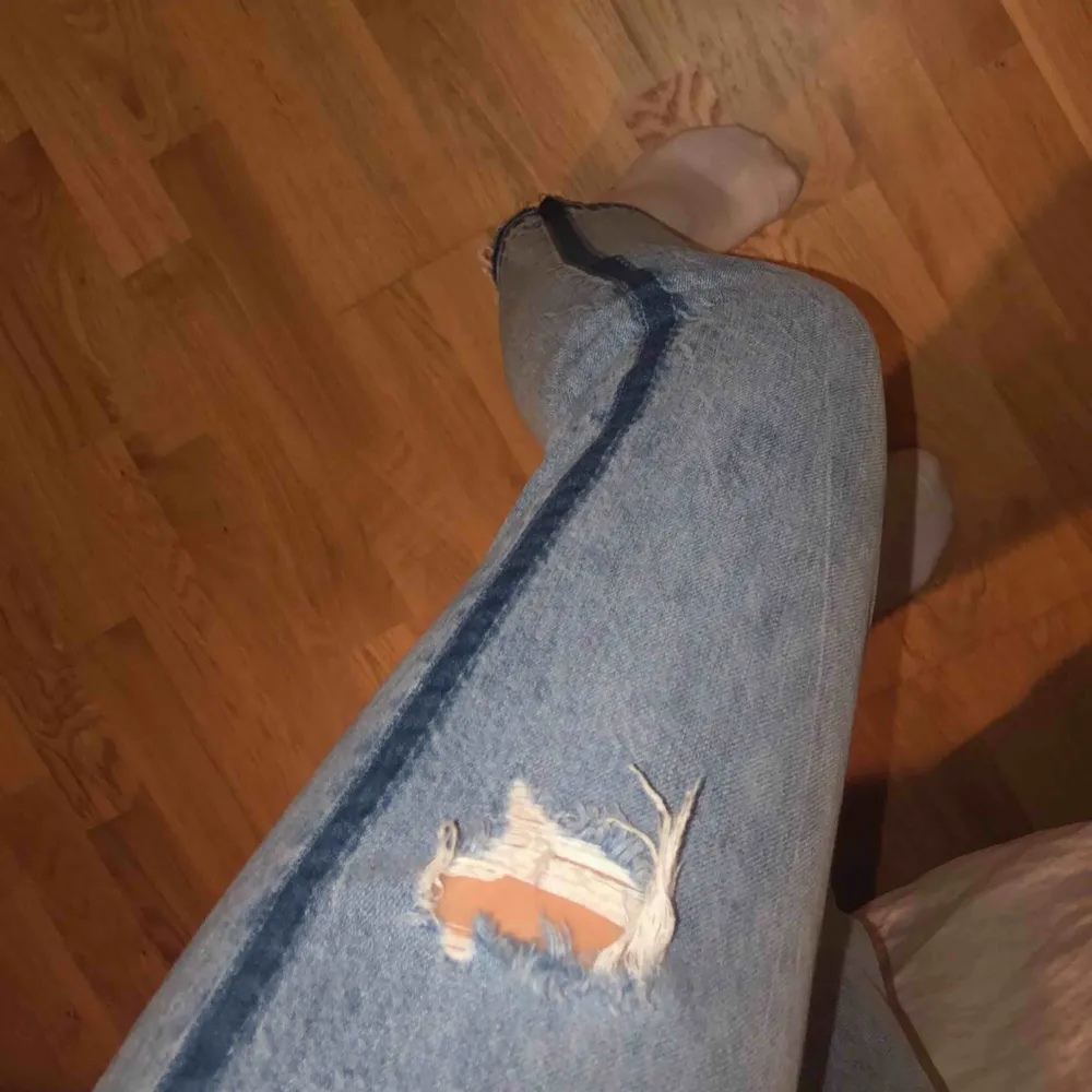 Ett par fina jeans med sträck på sidan och hål. Kommer aldrig till användning för mig därför säljer jag dem.  Frakt tillkommer:) . Jeans & Byxor.