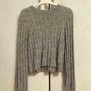  - Grå stickad tröja gjord av ullmix (väldigt varm!!!) från H&M. Perfekt till den kalla vintern! 
