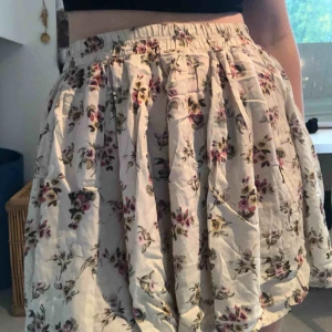  - Blommig Brandy Melville kjol. Fint skick! Frakt ej inkluderat. 