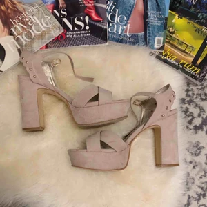  - Beiga klackskor med öppen tå och 12cm klack (inkl. 4cm platå). Använda 1 gång och är i fint skick. Märket är Depeche. Fraktar ej men möts gärna upp och tar endast emot Swish-betalning.✨