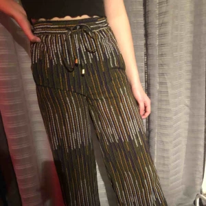  - Sköna byxor i fint mönster🙂 fickor på framsidan!