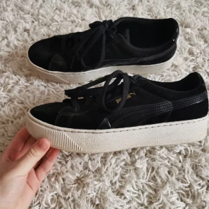  - Säljer dess puma skor med platå som är i bra skick. Köparen står för frakt. 