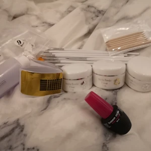  - 3 akrylpulver, clear cover och White. Har använt lite av White dock bara en test gång! Lite penslar (oanvända)  1 primer Nageltippar (stiletto) i många olika storlekar 1 liquidflaska som det är ca halva kvar av 7 "klisterformar"  *kan skickas mot frakt*