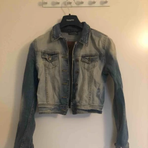  - Jeansjacka endast provad 
