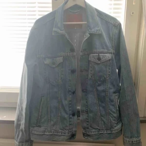  - Levi’s Trucker Jacket, 9/10, fraktas på köpares bekostnad eller meet up i Karlstad