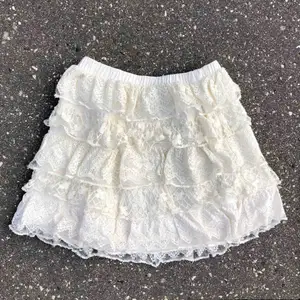 Supersöt gräddvit kjol från Zara kids, i storlek 164 så passar även XS. Går ihop med det mesta, så enkelt att få ihop outfits med!! Den är använd men fortfarande i bra kvalite.