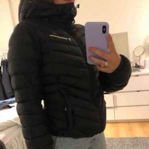  - En fin vinterjacka som är ifrån peakperformance Köpt för 2799kr Modell W frost down hood