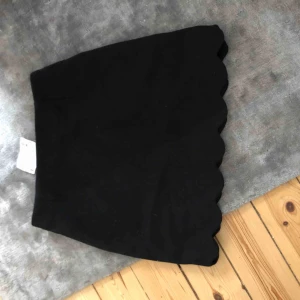  - Kjol från hm prislapp kvar   Kolla gärna mina andra annonser, garderobsrensning! Köparen står för frakten.  