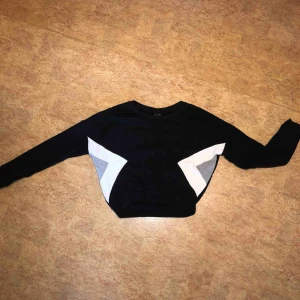  - Crop tröja från Gina tricot, fint skick. Kan mötas upp i Malmö men även frakta. Köparen står för frakten:)