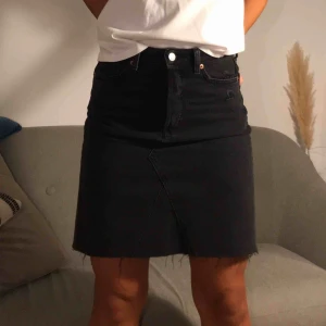  - Tajt svart, avklippt jeanskjol med slitningar från h&m. Knappt använd så väldigt fint skick. Frakt tillkommer. 