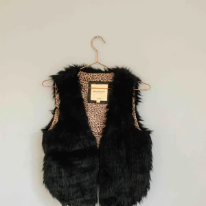  - En riktigt snygg väst i fuskpäls och kort i bak! Passar till mycket och ger din outfit det där lilla extra✨  Jag kan både mötas upp och skicka💌🤗