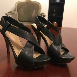  - Nästan helt nya. Aldrig använda ute. Zara's leather collection. Storlek 36. Stilleto. 