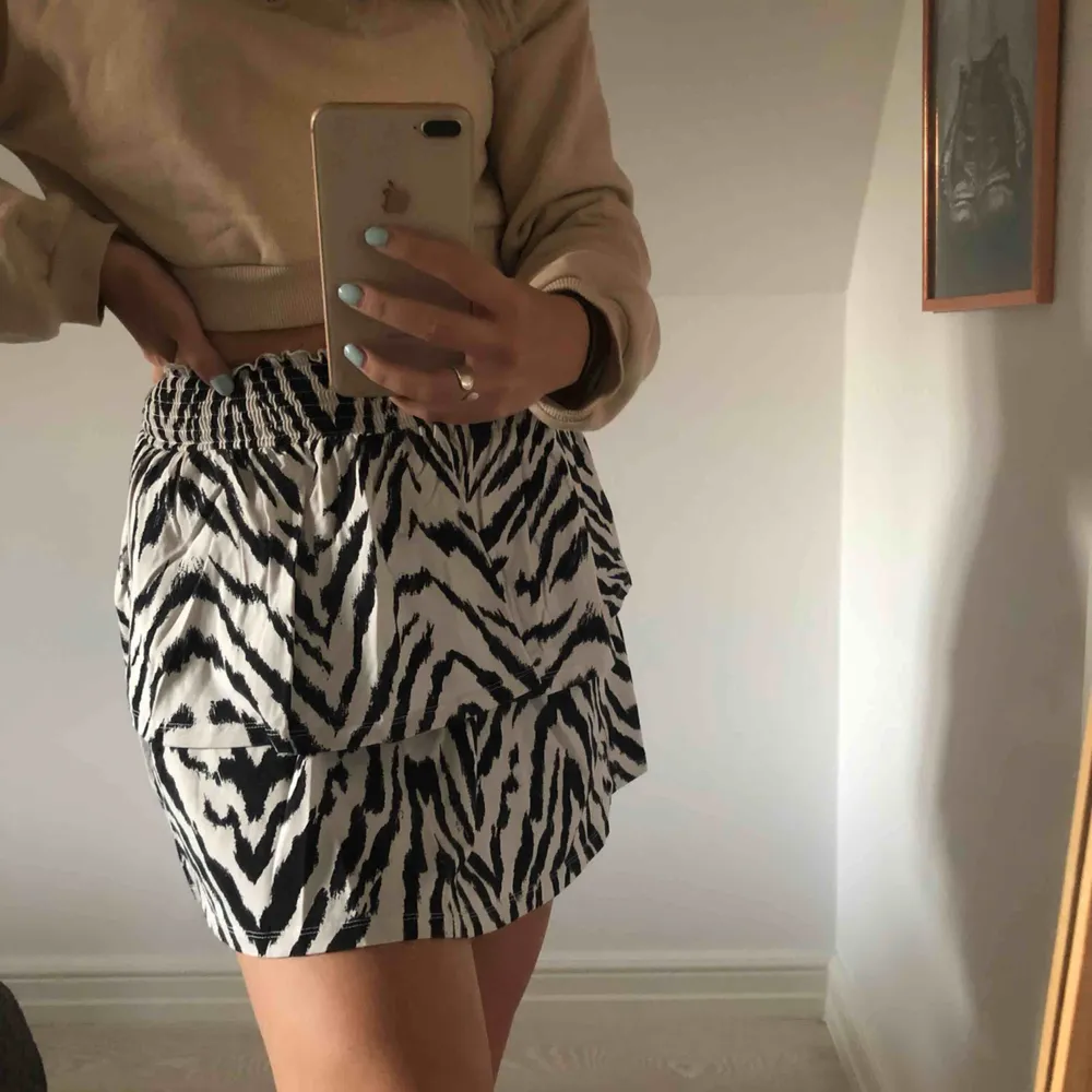 Säljer min älskade zebra kjol från Gina. Använd men fortfarande i väldigt bra skick! Säljer pga har andra kjolar jag dras mer till.. Kjolar.