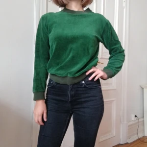  - Snygg och skön mossgrön plyschtröja köpt secondhand. Skulle säga 36/38 i storlek. 