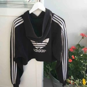  - Croppad Adidas hoodie som jag själv klippt av. Använd men fint skick 🌼