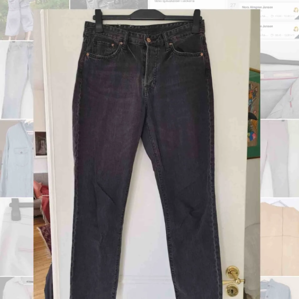 Snygga gråsvarta jeans från H&M i modellen ”Vintage Fit Cropped”. Knappt använda så därav i väldigt bra skick. De ser lite missfärgade ut men det är endast bildfel. Frakt ingår!. Jeans & Byxor.