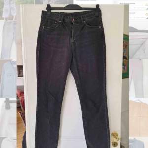 Snygga gråsvarta jeans från H&M i modellen ”Vintage Fit Cropped”. Knappt använda så därav i väldigt bra skick. De ser lite missfärgade ut men det är endast bildfel. Frakt ingår!