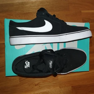  - Oanvända svarta skateboardskor "Nike SB Satire II" från Nike. Väldigt mjuk och "studsig" sula så säkert jättesköna även om man inte skejtar! Strlk EU 41/Men US 8. Säljer pga för stora för mig.  Det går bra att pruta!! Priset går att diskutera vid snabb affär.