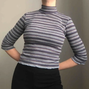  - Frakt ingår! • Randig polotröja med trekvartsärm i ljusblå, lila, vit, svart och ljusgrå från United Colors of Benetton • ingen storlek men sitter som en XS/liten S • varmt och mysigt material • i använt men bra skick! 