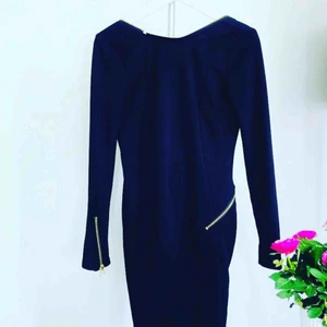  - Rebecca Stella for Nelly strl S! Helt underbar klänning med dragkedja i rygg som kan justeras beroende på hur djup man vill ha ”uringningen” i ryggen!