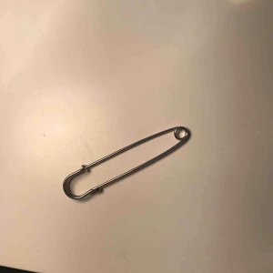  - Säljer en stor säkerhetsnål som kan användas till olika saker!💎