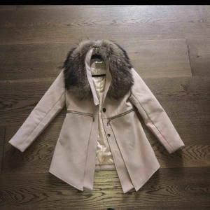  - Helt oanvänd kappa från Dennis m , nyskick. Köptes på Dennis m för 1000kr förra året.  Fuskpälsen ingår i priset den äkta kan köpas till. 