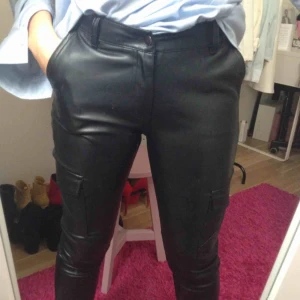  - Skinnbyxor i ankellängd, låg midja. Fickor på sidorna.  OBS! Säljer endast till den som kan mötas i Helsingborg, postar inte. 