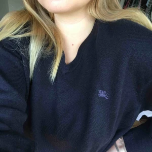  - Stickad marinblå tröja från burberry (köpt på sh men utifrån lite research tror jag till 90% att den är äkta) Passar ca storlek S-L och är v ringad. Pris kan diskuteras, frakt ingår i priset. Liknande tröjor från burberry ligger runt 3000kr