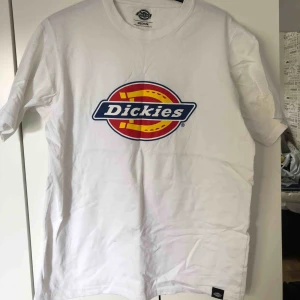  - En vit dickies tröja köpt på urban outfitters för 300kr innan sommarn. Använd max 5 ggr.  Kan mötas upp i sthlm eller frakta.