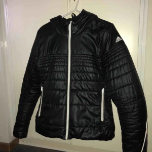  - Svart jacka från adidas i storlek S Jackan har reflex längst er ärmarna som ni kan se på bild 1&2. Den har ett jättelitet hål men det syns nästan inte (se bild 3) Höstjacka, adidasjacka