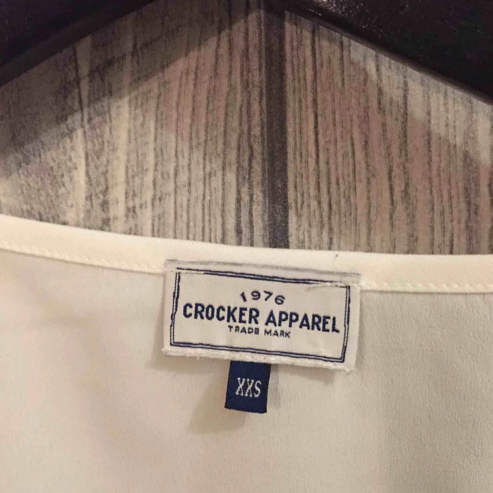 Vit CROCKER APPAREL 1976 blus i storlek XXS men är som en S. Blusar.