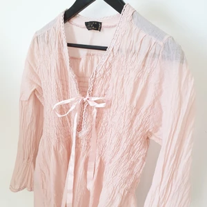  - Blus som.påminner om odd molly i ljusrosa kulör.  Jätte fint skick och väldigt söt-snygg med perfekt urringning.  Kan mötas upp i Huddinge, Älvsjö, Årsta, Globen & Västberga