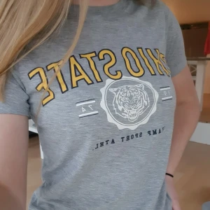  - Fin T-shirt från Gina Tricot! Sparsamt använd. Frakt ingår i priset❣ 